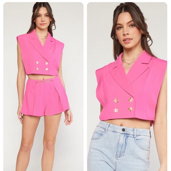 entro Tops - 🎀Entro double breasted cropped vest 🎀